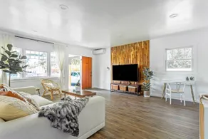 Sable House - Stunning Private Home, Huge Backyard - Image 3
