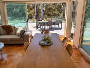 Sunlit Apartment – Walk to Beach, Shops & Cafés - Image 4