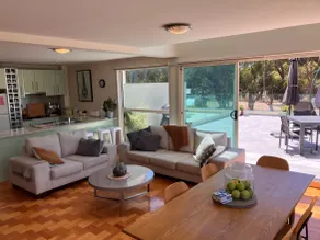 Sunlit Apartment – Walk to Beach, Shops & Cafés - Image 2