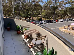 Sunlit Apartment – Walk to Beach, Shops & Cafés - Image 3