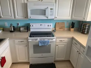 Near Beach 2BR/2BA, Sleeps 6, w/pool, parking pass - Image 5