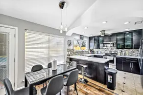 Modern house with large private pool in Sugar Land area - Image 5
