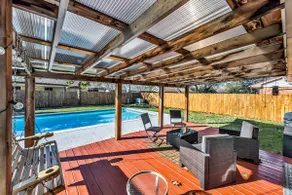 Modern house with large private pool in Sugar Land area - Image 4