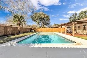 Modern house with large private pool in Sugar Land area - Image 3