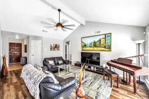 Modern house with large private pool in Sugar Land area - Image 2
