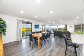 Bounty Beach House - sanctuary with an ocean view - Image 5