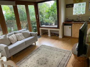Leafy garden chalet in InnerWest with water views - Image 4