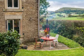 Beautiful cosy cottage by a babbling brook - Image 5