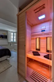 Luxury Suite with Jacuzzi & Sauna - 160M Cité - Image 2