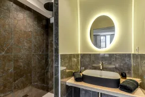 Luxury Suite with Jacuzzi & Sauna - 160M Cité - Image 5