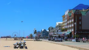 Sleeps 25. 6 Bdr/4ba/2 kitchens Large Beach Home - Image 2