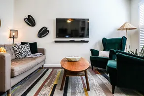 Serene & Cozy Carriage House w Parking by Forsyth - Image 2