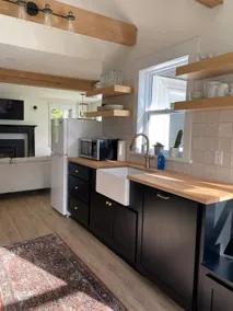 Waterfront 4 bedroom house with hot tub - Image 3