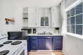 ⭐️STEPS FROM THE TRAIN DEPOT⭐️ 1 BD GUEST HOUSE - Image 5