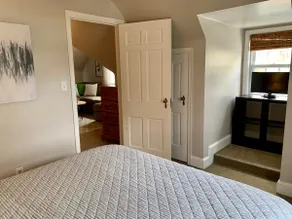 Charming 1 BR Apartment Near Downtown + Beach - Image 5