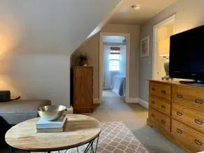 Charming 1 BR Apartment Near Downtown + Beach - Image 2