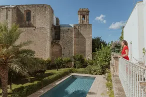 Deluxe apartment with outdoor pool and garden - Image 3