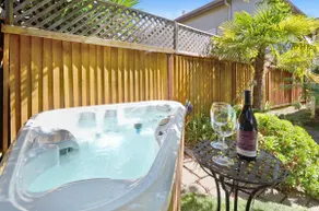 Wine Country Retreat with Hot Tub & Mini Golf - Image 3