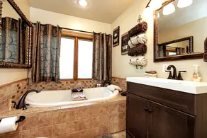 JACUZZI SUITE 2 Queen Beds Private and Romantic! - Image 3