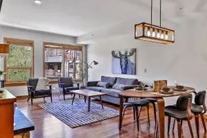 Blue Moose: Creekside retreat, steps from downtown - Image 3