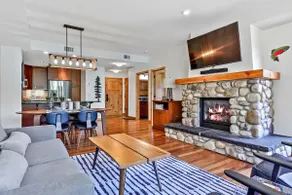 Blue Moose: Creekside retreat, steps from downtown - Image 4