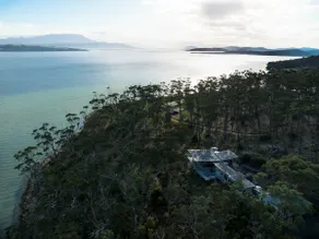 Baragoola Retreat - Luxury Waterfront Property - Image 3