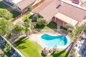 Sunny vacation home w/ private pool - Image 2