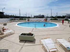 Pristine, Stylish 2 Bedroom Oceanfront Condo with an Outdoor Pool and Free WiFi in Great Midtown Location! - Image 4