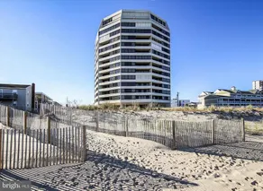 Pristine, Stylish 2 Bedroom Oceanfront Condo with an Outdoor Pool and Free WiFi in Great Midtown Location! - Image 3
