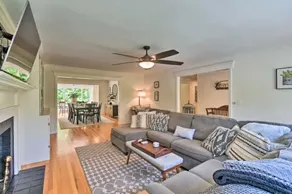 The Bookery - Bright, Airy home with Fenced Yard - Image 2