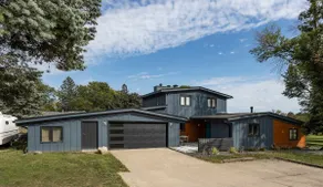 RARE Mid-Mod Home. Spacious inside-and-out. - Image 5