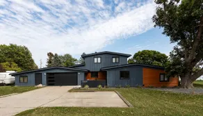 RARE Mid-Mod Home. Spacious inside-and-out. - Image 4