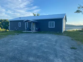 Cheerful 2-Bedroom Waterfront Home - Image 3