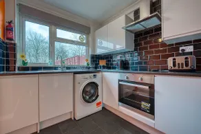 Contractor House near Birmingham City Centre HS2 BCU and ASTON University M6 Motorway Private Garden FREE Superfast WIFI - Image 3