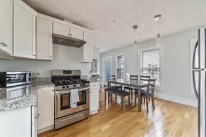 Spacious & modern, balcony & two level arcade! - Image 5