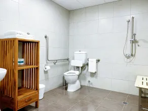 Accessible Apartment with Pool Hoist & Breakfast - Image 5