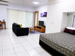 Accessible Apartment with Pool Hoist & Breakfast - Image 2