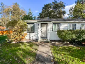 Modern House in the Heart of Grants Pass with Hot Tub and Fire Pit  - Image 2