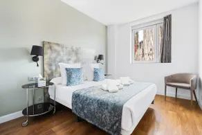 Stunning 4-bedroom apt with Sagrada Familia views - Image 3