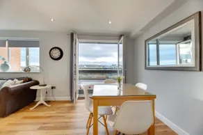 Swan Apartments 2A - Image 3