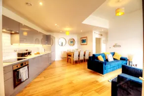 Luxury 5* Marina Apartment - Image 5