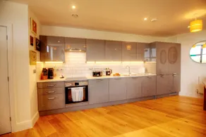 Luxury 5* Marina Apartment - Image 3