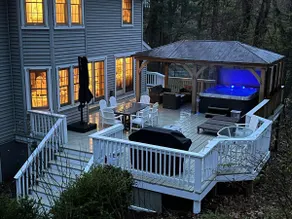 LakePath Beach House - XL hot tub, walk to beach - Image 5