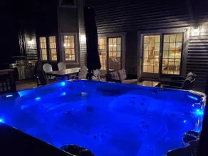 LakePath Beach House - XL hot tub, walk to beach - Image 2