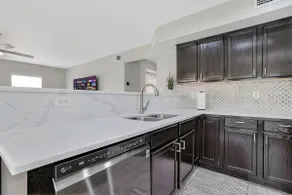 Gorgeous SURPRISE GEM 2 Miles to Baseball Stadium - Image 4