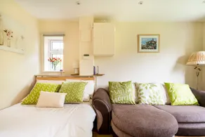 Self-contained, peaceful suite, close to beach - Image 3