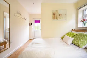 Self-contained, peaceful suite, close to beach - Image 2