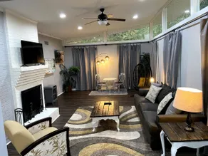 Vaulted Ceilings & Accent Windows--1 mile from CU - Image 4