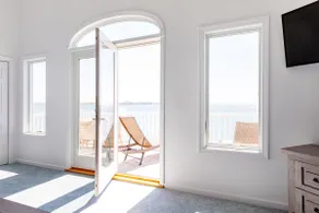 PRIVATE BEACH: BEACHFRONTS & BALCONIES @ NIANTIC W/ 6 QUEENS - Image 2