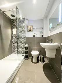 Modern 3 Bedroom Apartment, West End - Image 3